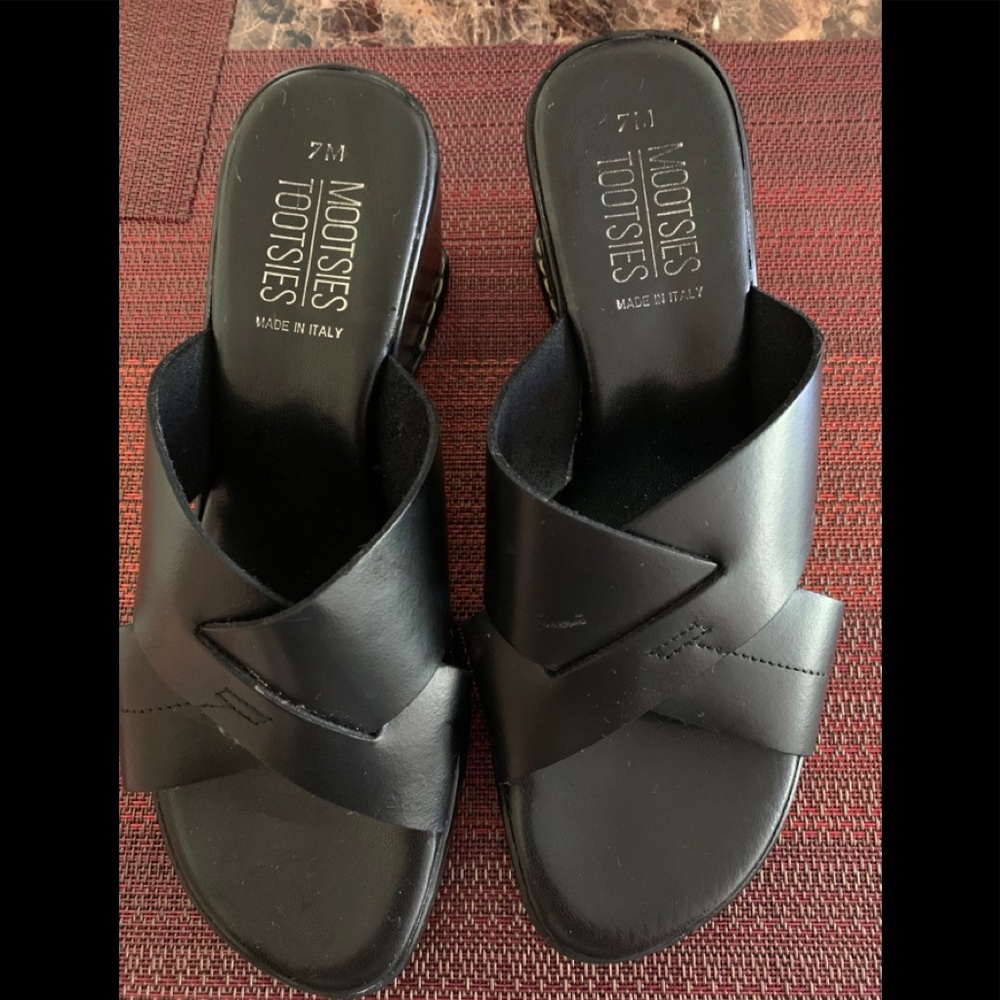 Mootsies Tootsies black wedges!